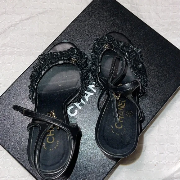 Chanel camellia flower leather black heels - Picture 4 of 4